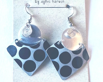 Pendientes colgantes brillantes de aluminio, ligeros como una pluma, fabricados por Eclat.