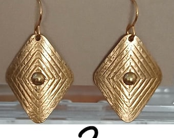 Pendientes perforados con diseños geométricos en dos tonos / joyería artesanal (8 piezas a elegir) de Marjorie Baer