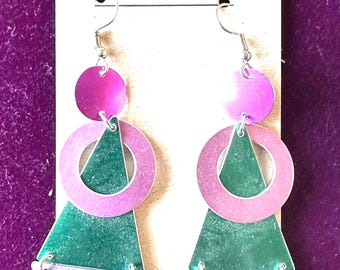 Pendientes grandes de alambre, hechos a mano en aluminio, ligeros como una pluma, con colores brillantes.