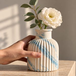 Specialdesignad keramisk vas för vardagsrumsinredning, ribbad blomkruka, soffbordsdekoration