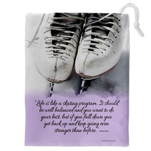 Könnte beinhalten: Eine lila und weiße Tragetasche mit einem Zitat darüber, dass das Leben wie ein Eiskunstlaufprogramm ist. Das Zitat lautet: "Das Leben ist wie ein Eiskunstlaufprogramm. Es sollte ausgeglichen sein und man möchte sein Bestes geben, aber wenn man hinfällt, steht man wieder auf und macht weiter, noch stärker als zuvor."