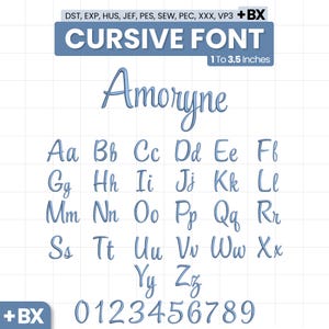 Può includere: Un set di alfabeto per ricamo digitale chiamato Amoryne in un carattere corsivo blu. Include lettere maiuscole e minuscole, numeri 0-9 e formati di file DST, EXP, HUS, JEF, PES, SEW, PEC, XXX, VP3 e BX, da 2,54 a 8,89 cm di altezza.