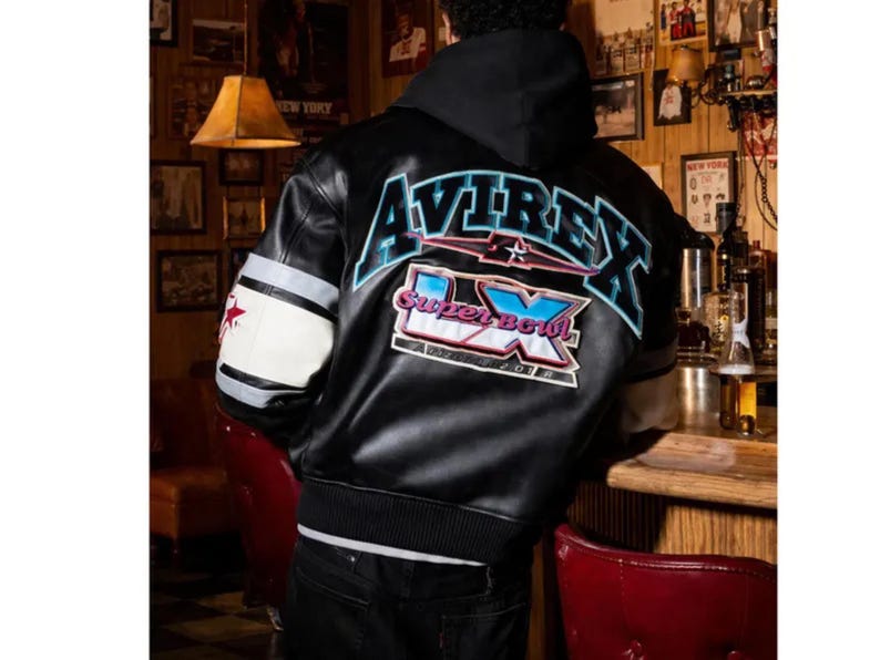 Peut inclure: Veste en cuir noire avec le mot "AVIREX" en lettres bleues et blanches dans le dos. La veste comporte &eacute;galement un &eacute;cusson "Super Bowl IX". Les manches ont des rayures blanches et noires avec une &eacute;toile rouge.