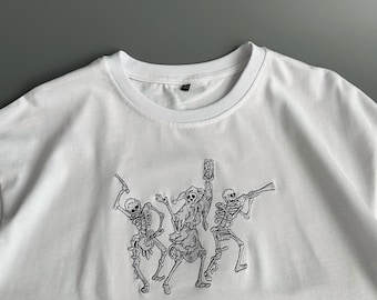 スケルトンダンス刺繍Tシャツ、中世風グラフィックTシャツ、ゴシックシャツ、オーバーサイズコットンTシャツ