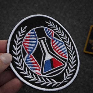 Science Lab Embroidered Patch – DNA & Flask Design Badge 9 cm