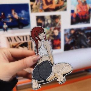 Op de afbeelding: Een set van drie keramische mokken met een gespikkelde, matte afwerking. De mokken zijn in crème, lichtgrijs en donkergrijs. Elke mok heeft een eenvoudig, minimalistisch ontwerp.