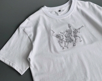 中世の骸骨バンド刺繍Tシャツ – オーバーサイズRPG Tシャツ