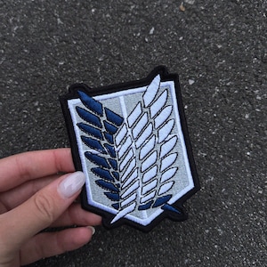 Broderad vingarlapp – Anime-inspirerad scoutlapp (8–10 cm)