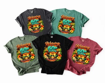 Advertencia: Viaje de cumpleaños número 60 en curso. Camiseta divertida para mayores de 60 años. Idea de regalo para un cumpleaños número 60. Camiseta gráfica divertida para mayores de 60 años.