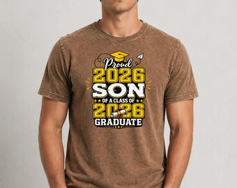 Camiseta "Hijo orgulloso de un graduado de la Clase de 2026", regalo de orgullo familiar para la graduación, camiseta gráfica de celebración para estudiantes de último año de 2026.