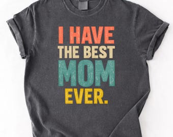 Tengo la mejor mamá del mundo. Camiseta divertida para mamás primerizas en el primer Día de la Madre. Regalo para el primer Día de la Madre. Camiseta gráfica con humor para mamás primerizas.