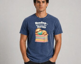 Camiseta premium de triple mezcla con estampado de perezoso lector para terapia, regalo relajante para amantes de los libros, camiseta con estampado de perezoso lector.