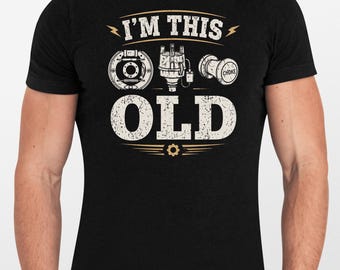 Soy este viejo mecánico de autopartes clásico y divertido. Camiseta vintage para amantes de los autos clásicos. Regalo para amantes de los autos clásicos. Camiseta gráfica con humor mecánico.