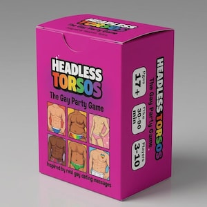Peut inclure: Une boîte rectangulaire rose vif pour le jeu de société Headless Torsos. Le devant présente le titre, le texte The Gay Party Game et six illustrations de torses masculins en sous-vêtements. Le côté affiche les statistiques : 17+ ans, 30-90 min, 3-10 joueurs.