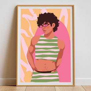 Puede incluir: Lámina artística que presenta una ilustración estilizada de una persona con un top y pantalones a rayas verdes y blancas, con gafas con montura rosa. La obra de arte tiene un fondo melocotón y rosa y está enmarcada en un marco dorado.