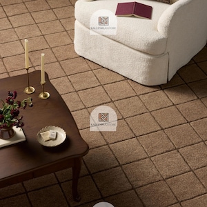 Peut inclure: Un tapis marron à motifs carrés recouvre le sol, avec un fauteuil crème et une table basse en bois foncé. La table contient un petit vase de fleurs, une assiette et un livre. Deux bougeoirs dorés avec des bougies sont sur la table.