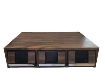 Estuche organizador de cintas de casete vintage con 3 cajones, acabado imitación madera y capacidad para 42 cintas.