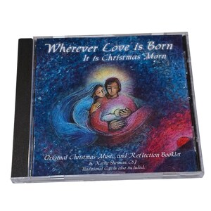 Puede incluir: Una caja de CD con una pintura colorida de una familia con un bebé. El texto en la caja dice "Wherever Love is Born It is Christmas Morn Original Christmas Music and Reflection Booklet by Kathy Sherman, CSJ Traditional Carols also included."