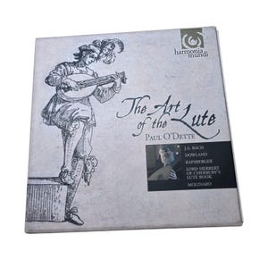 Pode incluir: Uma capa de álbum de música quadrada intitulada The Art of the Lute de Paul O'Dette. A capa apresenta um desenho de linha em preto e branco de uma pessoa tocando alaúde, o logotipo harmonia mundi e uma pequena foto do músico com compositores.