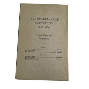 Könnte beinhalten: Ein braunes Papierprogramm für den Philomathean Club in Cuba, New York, für das Jahr 1933-1934. Das Programm listet die Offiziere und Ausschüsse des Clubs auf.