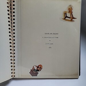 Puede incluir: Un libro titulado "Echoes and Encores: A Collection of Poems by Joyce Lord 1985" con un caballo de balancín y un tocadiscos vintage en la portada.