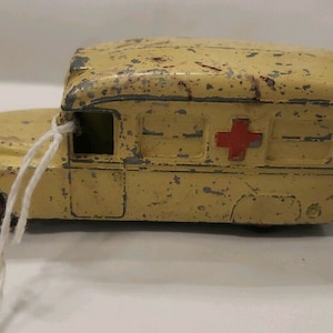 Vintage Dinky Toys Daimler Ambulance 253 Die Cast Made in England Meccano