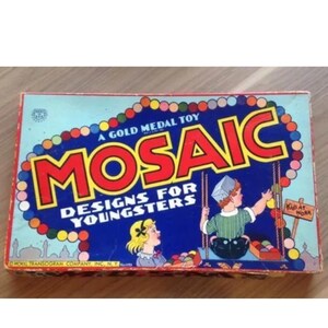 Könnte beinhalten: Eine Vintage-Schachtel für ein Mosaikspielzeug für Kinder. Die Schachtel ist blau mit einem roten und gelben Titel, der "Mosaic Designs for Youngsters" lautet. Die Schachtel zeigt eine bunte Illustration von zwei Kindern, die mit den Mosaikfliesen spielen.