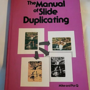 Könnte beinhalten: Ein rosa Buch mit dem Titel "The Manual of Slide Duplicating" mit einem Diagramm, das vier Bilder einer Person in einer Waldlandschaft zeigt. Das Buch wurde von Mike und Pat Q. verfasst.