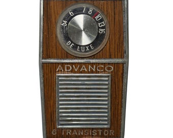 Radio a transistor vintage Advanco TR-606 degli anni '60, prodotta a Hong Kong e funzionante.
