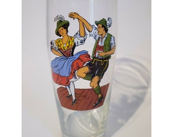 Vintage Oktoberfest Bierglas Stein Tanzender Mann Frau Dirndl Lederhosen