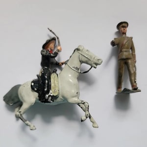 Frühe Britannien Spielzeug Soldaten beritten Cowboy Pferd marschierender Soldat Vorkrieg VTG