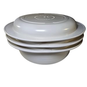 Puede incluir: Una pila de cuatro cuencos de plástico blanco. Los cuencos están apilados boca abajo, con el cuenco inferior boca arriba. Los cuencos tienen un borde ancho y una base redondeada. La parte superior de la pila es de color gris claro.