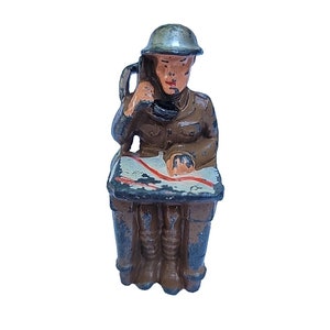 M85a M85 Manoil Toy Soldier assis à une table avec une carte avec un téléphone Dimestore Militaria
