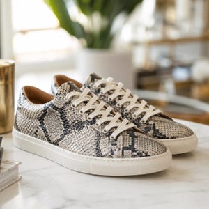 Zapatillas deportivas de auténtica piel de pitón negra: calzado formal e informal de piel de serpiente.