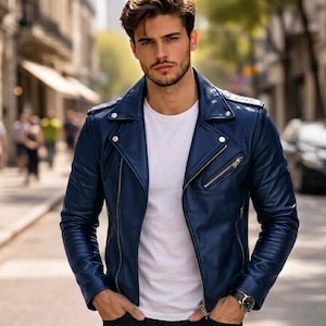 Könnte beinhalten: Eine marineblaue Lederjacke im klassischen Biker-Stil mit Reverskragen, asymmetrischem Reißverschluss und mehreren Taschen. Die Jacke wird über einem weißen T-Shirt und einer schwarzen Hose getragen.