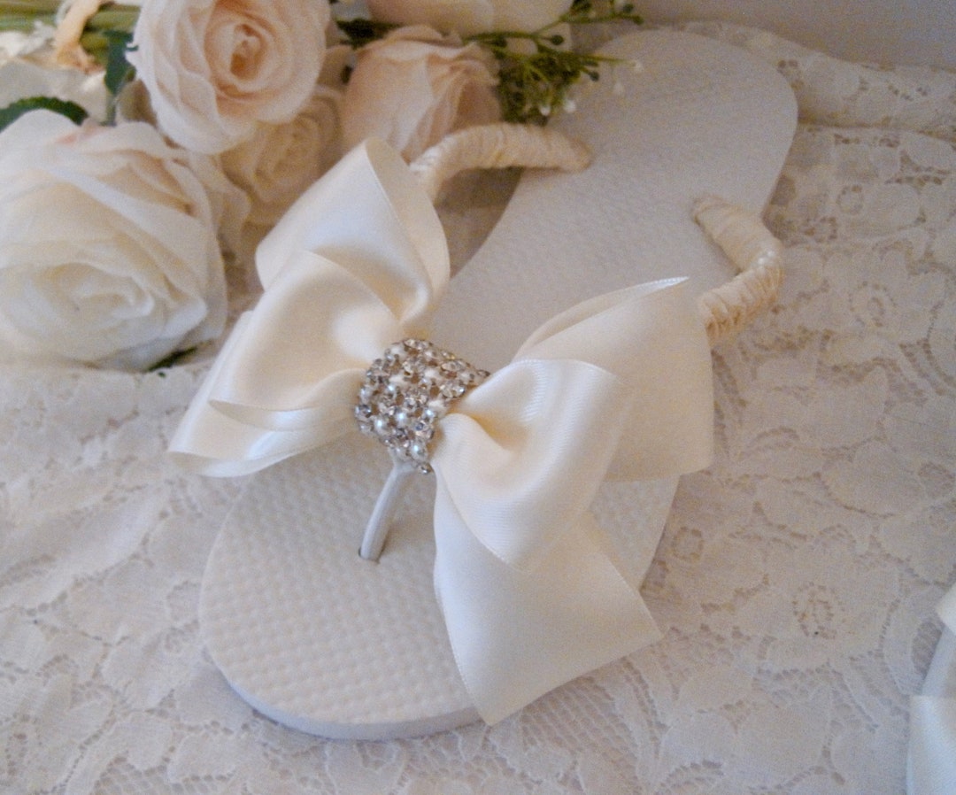 Chanclas de boda color marfil: lazo de perlas y diamantes de