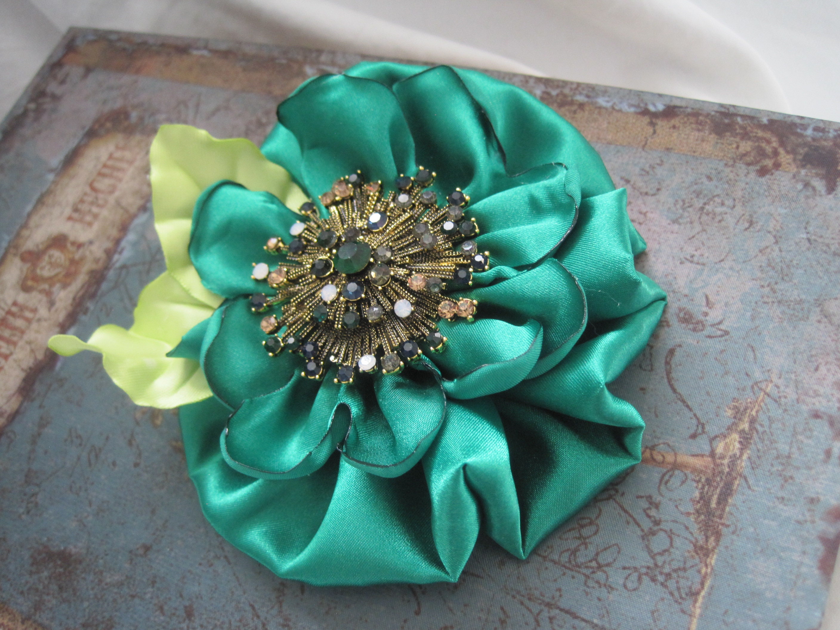 Brooch Shoulder Flower Pin St Patrick Day Brooch Emerald Green Satin Brooch Rhinestone Flower Brooch Jean Jacket Flower Brooch Accessories