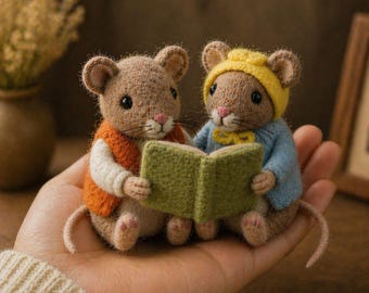 Coppia di topolini in feltro ad ago che leggono – Figurine di topolini in lana fatte a mano, topolini da fiaba, regalo accogliente in stile cottagecore