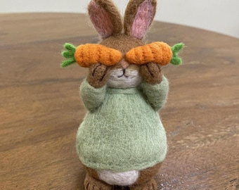 Coniglietto in feltro ad ago con carote, decorazione di animali in lana fatta a mano, coniglio in miniatura da 7,5 cm