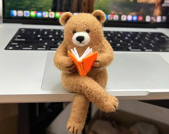 Orsetto in feltro ad ago che legge un libro, statuetta di animale in lana fatta a mano, decorazione da scrivania