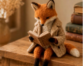 Volpe stravagante in feltro ad ago che legge un libro – Statuetta di volpe in lana fatta a mano, accogliente decorazione in stile cottagecore, regalo a forma di volpe ispirata a un libro di fiabe