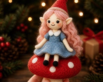 Bambola fata in feltro di lana su un fungo, elfa di Natale, decorazione boschiva in stile cottagecore, miniatura in feltro ad ago, grazioso regalo di Natale