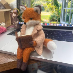 Whimsical Needle Felt Fox Reading Book – Handmade Wool Fox Figurine, Cozy Cottagecore Animal Decor, Storybook Fox Gift image 6
