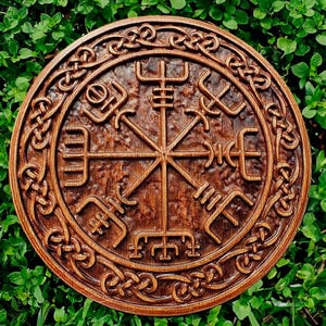 Panneau mural viking avec vegvisir, sleipnir, valknut, étendard du corbeau, heaume de la crainte ou yggdrasil