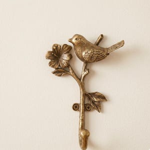 Gancho de pared de latón con forma de pájaro en una rama: colgador de metal de aleación resistente para organizar abrigos en la entrada, toallas de baño y llaves.