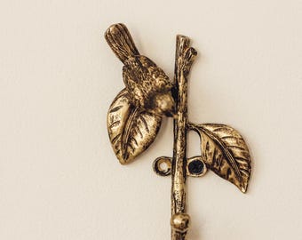 Minimalist Bird Flower Wall Hook in Brass Colored Alloy – Elegant Vintage Style Entryway Hanger for Coats