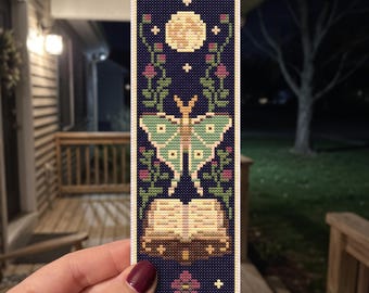 Patrón de punto de cruz PDF para marcapáginas de biblioteca con diseño de polilla lunar / Gráfico Dark Academia / Colores DMC