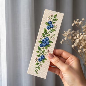 ブルーベリーの植物モチーフのしおりクロスステッチパターン（PDF）｜フルーツと花の図案｜DMCカラー