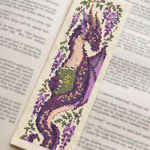 Betoverende draak met blauweregen boekenlegger kruissteekpatroon PDF | Fantasy leespatroon | DMC-kleuren