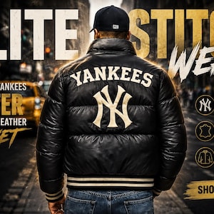 Può includere: Giacca a vento New York Yankees in pelle di agnello nera. La giacca presenta il logo dei Yankees e la scritta "Yankees" sul retro. La giacca ha un corpo nero con dettagli bianchi e beige. L'immagine include anche il testo "Elite Stitch Wear".